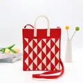 Gestrickte Tragetasche mit rot-cremefarbenem Schachbrettmuster und abnehmbarem Schultergurt - Dreieck Handytasche-Rot