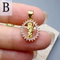 Gros plan du pendentif Jésus en or avec pierres de zircon rose sur un support en pierre - Style B-Zircone Clair