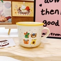 Tazza in ceramica con orsetti, bordo giallo e pois colorati su vassoio in legno - Animali Colorati