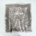Detailweergave van een zilveren satijnen vierkante sjaal met vintage paisley-motieven op wit - Khaki Paisley