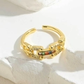 Dettaglio macro di anello a catena placcato oro 14K con zirconi multicolore - Stile Catena con Pietre Preziose Colorate