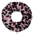 Detailaufnahme des Haargummis aus Samt mit Leopardenmuster in Rosa und Schwarz - Rosenpunkt Leopard