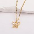 Gros plan d'un pendentif papillon doré orné de zircons posé sur une pierre de marbre - Style 4-Papillon Incrusté de Zircon Doré