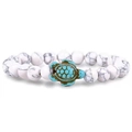 Dettaglio del bracciale con perline di pietra bianca e ciondolo tartaruga marina verde - 19cm / Howlite