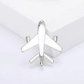 Elegante spilla aereo in metallo argento esposta su un piedistallo bianco minimale - Stile Argento Bianco (0930)