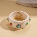 Detail van marmeren patroon armband met vintage gegraveerde turkooissteen zettingen - Gebroken Wit Marmer Patroon