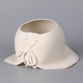 Detail van beige gebreide zonnehoed met open achterkant en decoratieve strik - M (56-58cm) / Off-wit