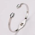 Brazalete de serpiente plateado con escamas hexagonales y ojos de piedra verde - Color Acero