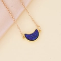 Detalle del collar de luna dorada con incrustación de acrílico azul en tela - Azul oscuro