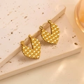 Vue macro des boucles d'oreilles cœur dorées 18k avec texture en relief 3D - EH060/Cliqueur Cœur Matelassé