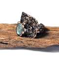 Gros plan d'une bague vintage en bronze avec labradorite sur une surface en bois - Labradorite