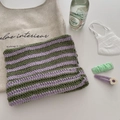 Texture tricotée détaillée du chapeau de sorcière au crochet à rayures violettes et vertes - Violet+Vert
