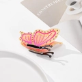 Detalle de pinza para el pelo de mariposa en acetato ámbar con pedrería rosa y clip negro - Color Piel / 8.6cm
