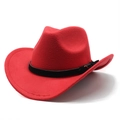 Détail d'un chapeau de cowboy en feutre rouge foncé avec ruban noir et boucle en métal - M (56-58cm) / Rouge