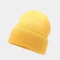 Primer plano del gorro de punto acanalado amarillo limón con textura suave y borde doblado - Talla única / Amarillo