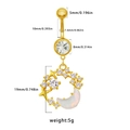 Makroansicht goldener Bauchnabelpiercing Mond und Stern mit Opal und Maßangaben - 24062702-5