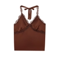 Top halter de satén marrón con cuello en V, ribete de encaje y acabado sedoso sobre blanco - S / café