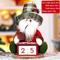 Kerstkabouter pluche kalender met feestelijke rode en groene ruitjespatronen decor - Kerstman