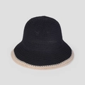 Dettaglio del cappello da sole in maglia nera con bordo a contrasto beige e texture traspirante - M (56-58cm) / Nero