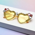 Occhiali da sole cat-eye da donna con strass gialli e cristalli su uno sfondo rosa morbido - Montatura Gialla Lenti Marroni