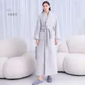 Peignoir long en peluche gris argenté pour couples avec liserés blancs et ceinture - M / Style Femme / Gris Argent