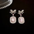 Nahaufnahme der Schleifenohrringe mit rosa Zirkon und funkelndem Kristallbesatz - Ohrringe - Rosa (Silbernadel)