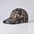 Nahaufnahme einer schwarzen Baseballkappe mit beigem Graffiti-Druck und Twill-Textur - Verstellbar / Graffiti Beige