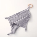 Detalle de la manta de apego de gasa de algodón gris con aro de madera natural - Gris oscuro
