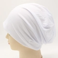Bonnet blanc minimaliste de style slouchy pour hommes et femmes en tricot doux - Réglable / Blanc