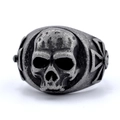 Dettaglio anello teschio argento vintage con incisioni a croce in stile punk gotico - US 7 / Argento Antico
