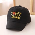 Vorderansicht der schwarzen Kinder Basecap mit gelben Today Smile Stickdetails - 52cm / Schwarz