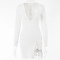 Dettaglio mini abito bianco con scollo a V e rete di strass sullo spacco laterale - S / Bianco