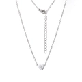 Détail du pendentif en cœur argenté avec lettre H gravée et chaîne en acier inoxydable - Lettre H / Acier
