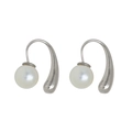 Elegante silberne Wassertropfen-Ohrringe mit weißen Perlen auf weißem Hintergrund - Silberne Teardrop-Perlenohrstecker