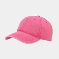 Détail de la casquette rose délavée montrant la texture vintage et le bord usé - Rose rouge