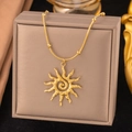 Collar colgante de girasol chapado en oro 18K con cadena de perlas en caja gris - Collar de Sol en Espiral / Dorado