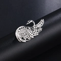 Broche cygne argentée avec strass scintillants sur présentoir en cuir noir - XD9145-2 Argent