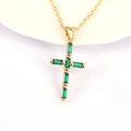 Elegante collana a croce dorata con sei pietre rettangolari in zircone verde smeraldo - Verde