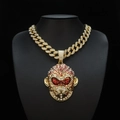 Pendaglio dorato Sun Wukong con diamanti e catena cubana su busto da esposizione - Solo ciondolo / Oro