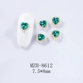 Gros plan de charms pour ongles cœur vert émeraude 7,5x8mm avec perles et base dorée - 1 Pièce / Vert Émeraude (8612)