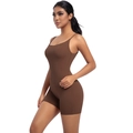 Seitenansicht des dunkelbraunen Yoga-Bodysuits mit enger Passform und dehnbarem Stoff - S / Kastanienbraun