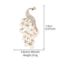 Elegante spilla a pavone con perle bianche e strass scintillanti per abiti e accessori - Pavone Perla Oro