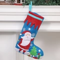 Weihnachtsstrumpf mit Weihnachtsmann-Stickerei an einem festlich dekorierten weißen Kamin - Weihnachtsmann-Applikation / Blau