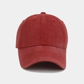 Detalle de gorra de béisbol vintage rojo oscuro con ojales bordados y algodón suave - Burdeos