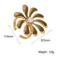 Dettaglio anello fiore dorato con perla, dimensioni 32,5 mm e peso 5,9 g su bianco - Oro