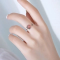 Makroaufnahme: S925 Silber Katzenring mit rosa Erdbeerquarz am Finger getragen - Einstellbar Offen / Erdbeerkristall Katzenring (Platinfarbe)