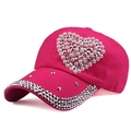 Rosafarbene Baseballkappe mit Herz-Perlenmuster und Strass am Schirm Seitenansicht - Verstellbar / Rosarot