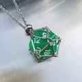 Collier chaîne argentée avec un dé vert à 20 faces dans une cage métallique géométrique - Cage d'argent avec dé vert