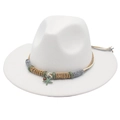 Dettaglio di cappello fedora bianco con ciondolo a stella e fascia intrecciata - Bianco