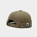 Détail de la boucle métallique réglable et du patch logo R sur le bonnet docker olive - Réglable / Vert
